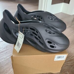 NWT - Men's YZY Foam RNR - size 13